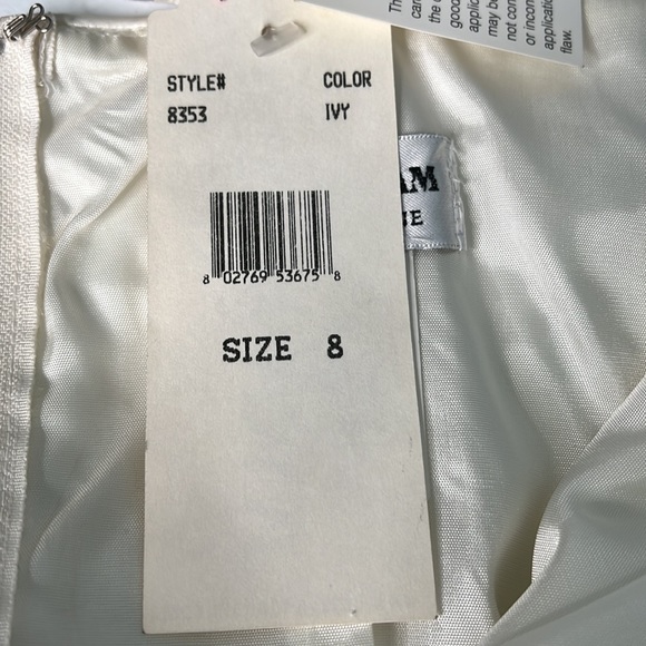 Ivory wedding gown with embroidered ivy pattern - Picture 6 of 9